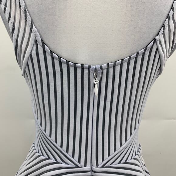 Bebe Top Womens M Medium Black White Striped Sleeveless Scoop Zip Back Peplum - Picture 6 of 13